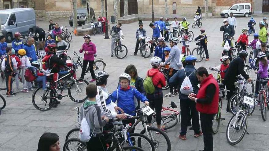 Los ciclistas reunidos para iniciar la ruta.