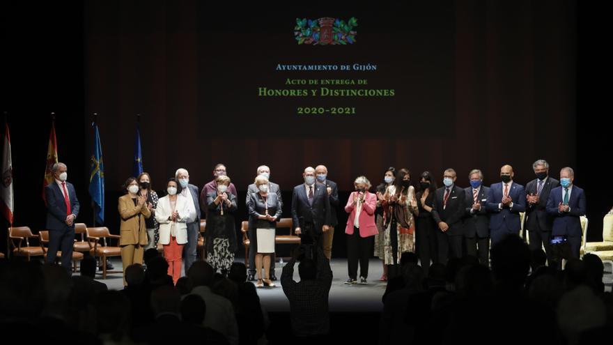 Entrega de honores y distinciones de Gijón en el teatro Jovellanos