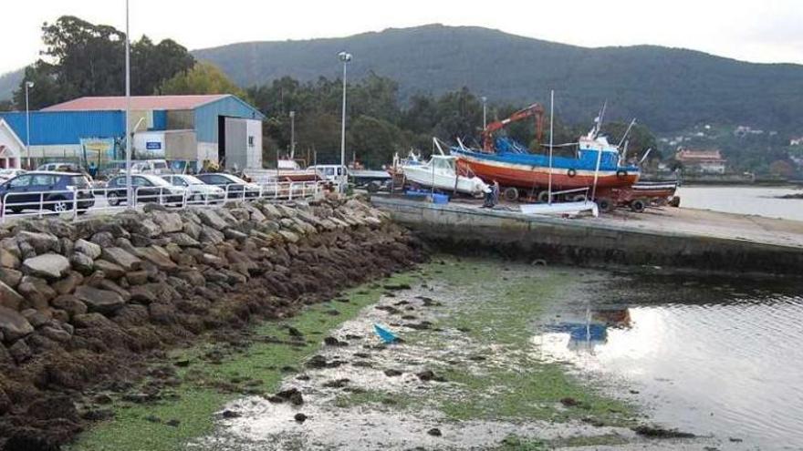 Zona de varada y reparación de barcos del puerto de Cesantes, en Redondela. // Faro