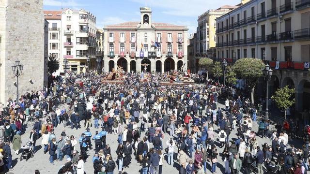 La Plaza Mayor de Zamora durante la mañana del Viernes Santo tras la procesión de Jesús Nazareno.