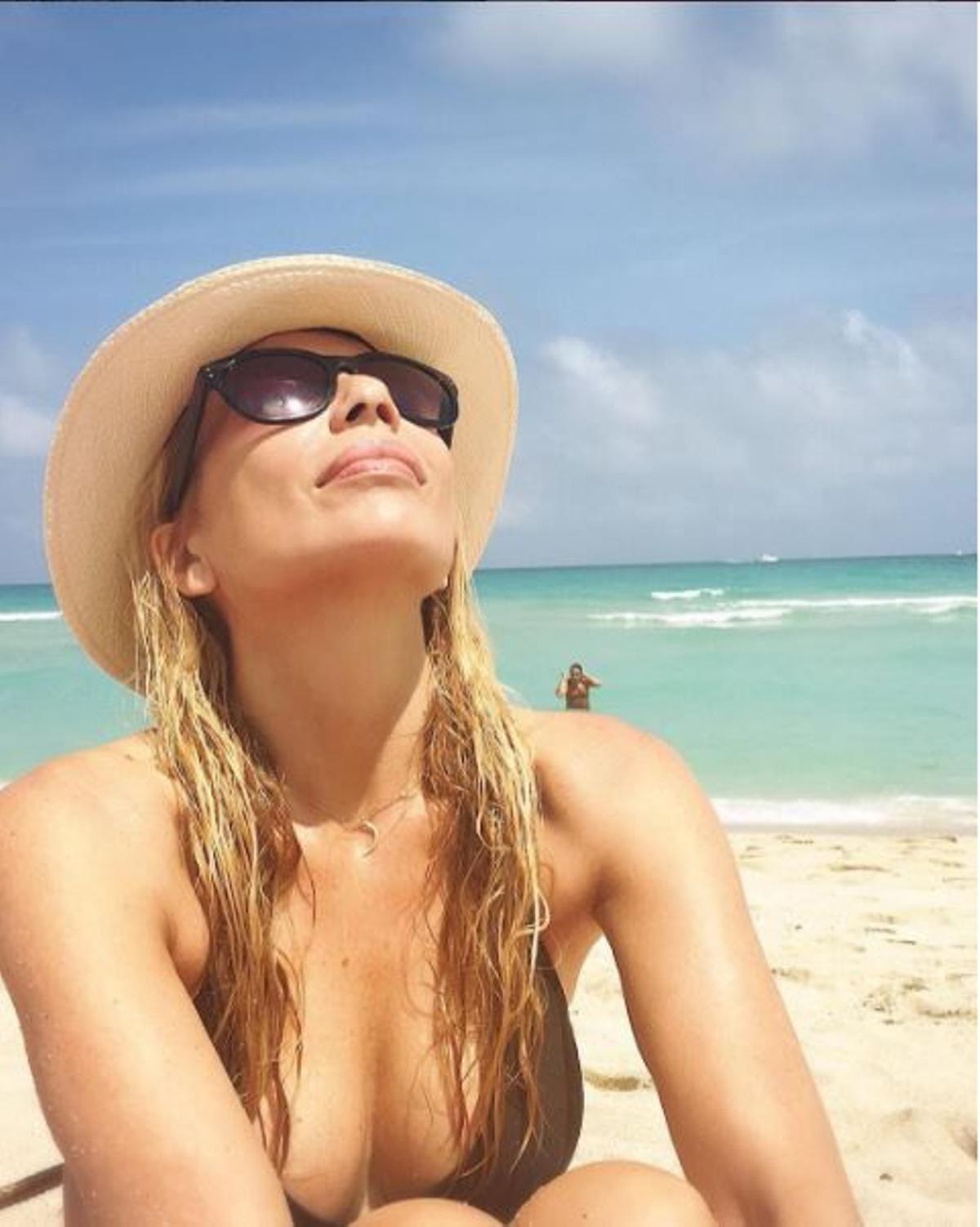 Marta Sánchez durante un día de playa