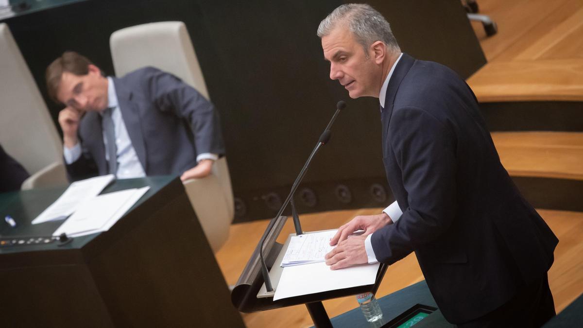 El alcalde de Madrid, José Luis Martínez Almeida, escucha al portavoz de Vox en el Ayuntamiento, Javier Ortega Smith.