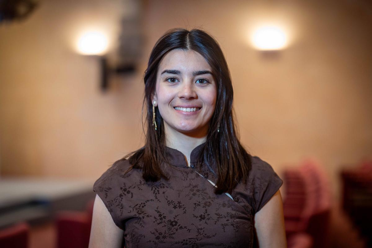 Laura, estudiante universitaria de farmacia que realiza prácticas en la Generalitat.