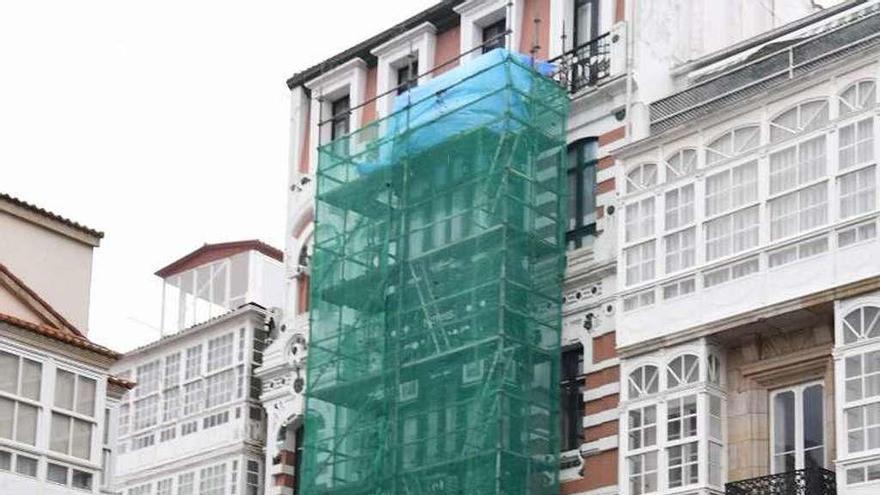 Andamio en la fachada del edificio protegido para su restauración.