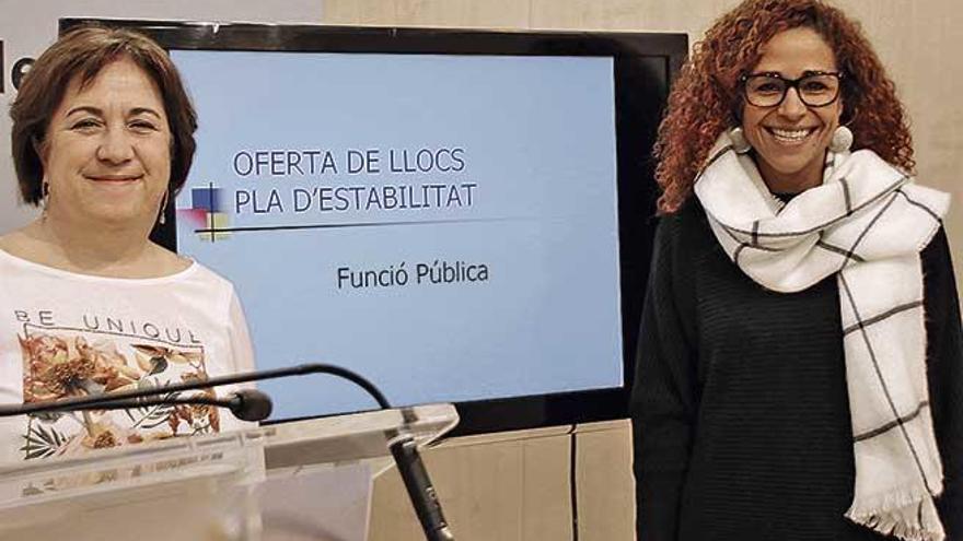 La teniente de alcalde Aurora Jhardi y la directora general de Recursos Humanos, Joana Maria Adillón.