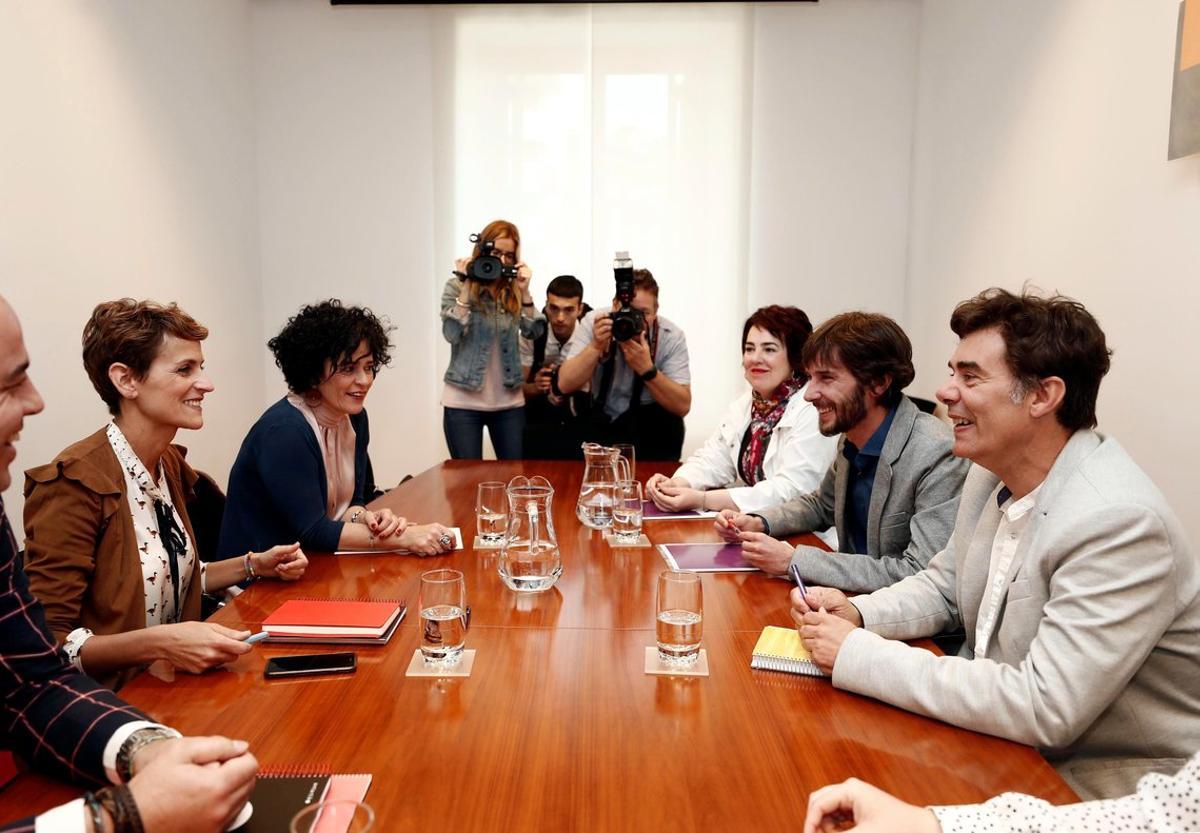 GRAFCAV5089. PAMPLONA (NAVARRA), 06/06/2019.- La secretaria general del PSN y candidata a la Presidencia, María Chivite (i), durante su ronda de contactos este jueves para tratar de formar gobierno con una representación de Podemos encabezada por su secretario general Eduardo Santos (d) y el candidato a presidir Navarra Mikel Buil (2d). EFE/ Jesús Diges