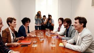 GRAFCAV5089. PAMPLONA (NAVARRA), 06/06/2019.- La secretaria general del PSN y candidata a la Presidencia, María Chivite (i), durante su ronda de contactos este jueves para tratar de formar gobierno con una representación de Podemos encabezada por su secretario general Eduardo Santos (d) y el candidato a presidir Navarra Mikel Buil (2d). EFE/ Jesús Diges