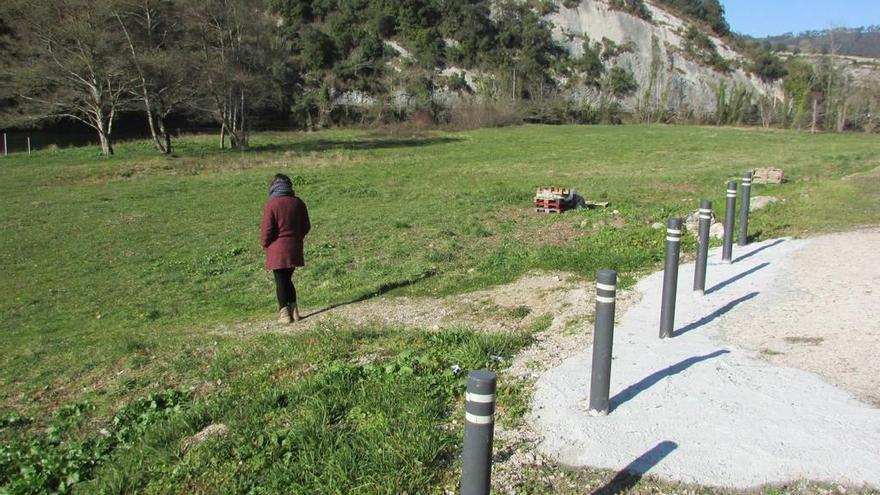 El cierre colocado por el Ayuntamiento de Val de San Vicente (Cantabria) en la Campa Larga, entre las localidades de Unquera y Molleda.