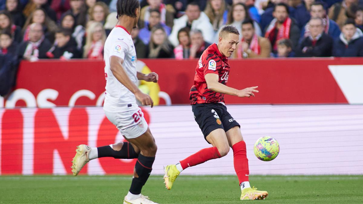 Ludwig Augustinsson del RCD Mallorca en acción durante el partido de fútbol de la liga española, La Liga Santander, jugado entre el Sevilla FC y el RCD Mallorca en el estadio Ramón Sánchez Pizjuán el 11 de febrero de 2023, en Sevilla, España.