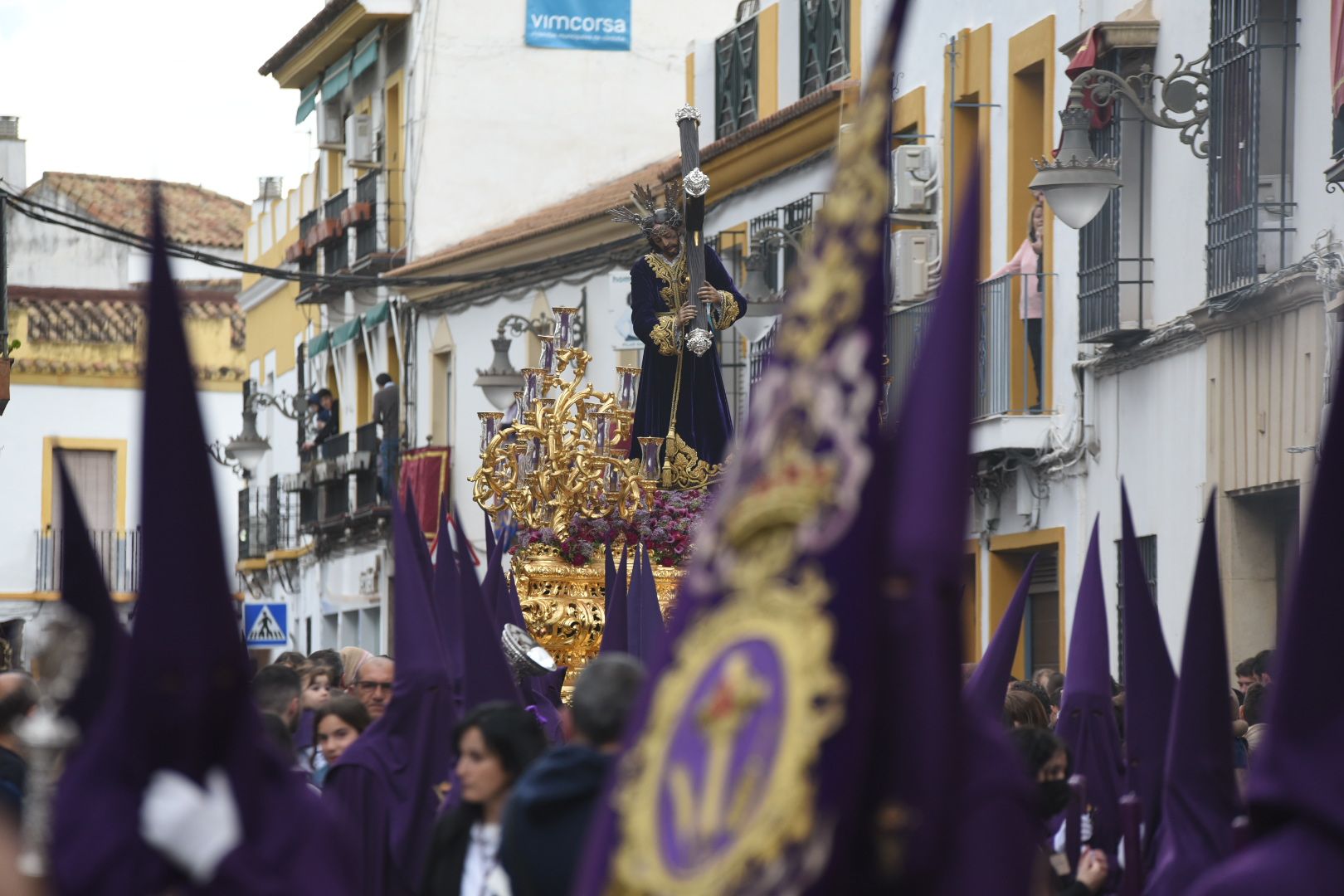 La hermandad del Calvario procesiona por San Lorenzo