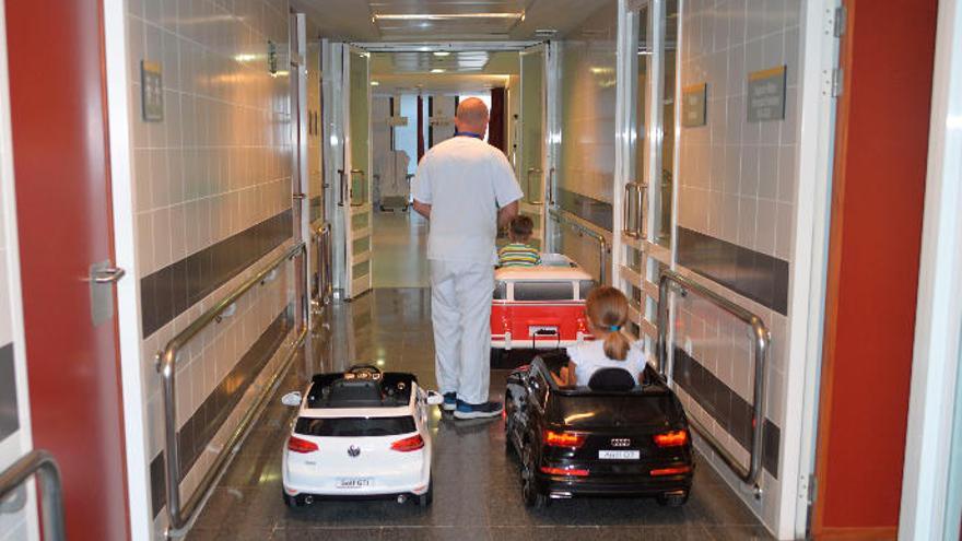 Paciente del Materno rumbo al quirófano en coche eléctrico.