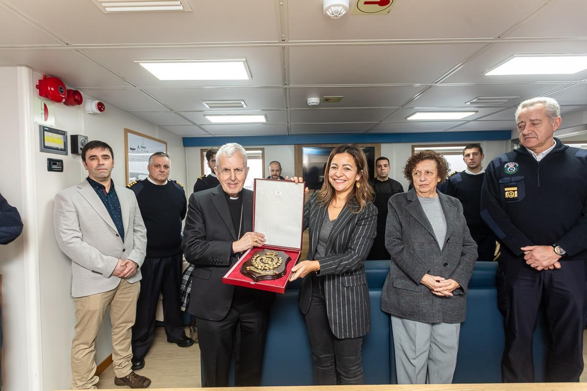 Xuntanza da conselleira do Mar e o bispo emérito de Tui-Vigo, na Pobra.