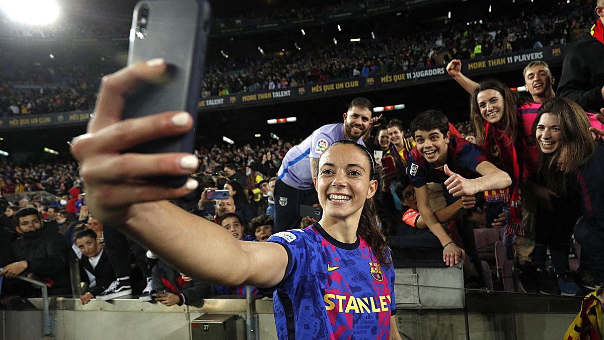 Aitana Bonmati se hace una selfie con los seguidores al final del partido