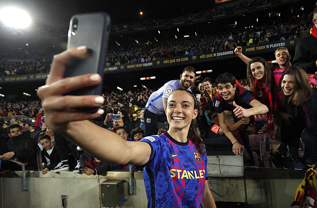 Aitana Bonmati se hace una selfie con los seguidores al final del partido