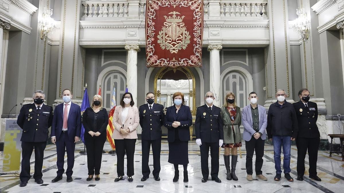 El Ayuntamiento de València celebra el 152 aniversario de la creación de este cuerpo y conmemora a los policías locales jubilados durante este último año