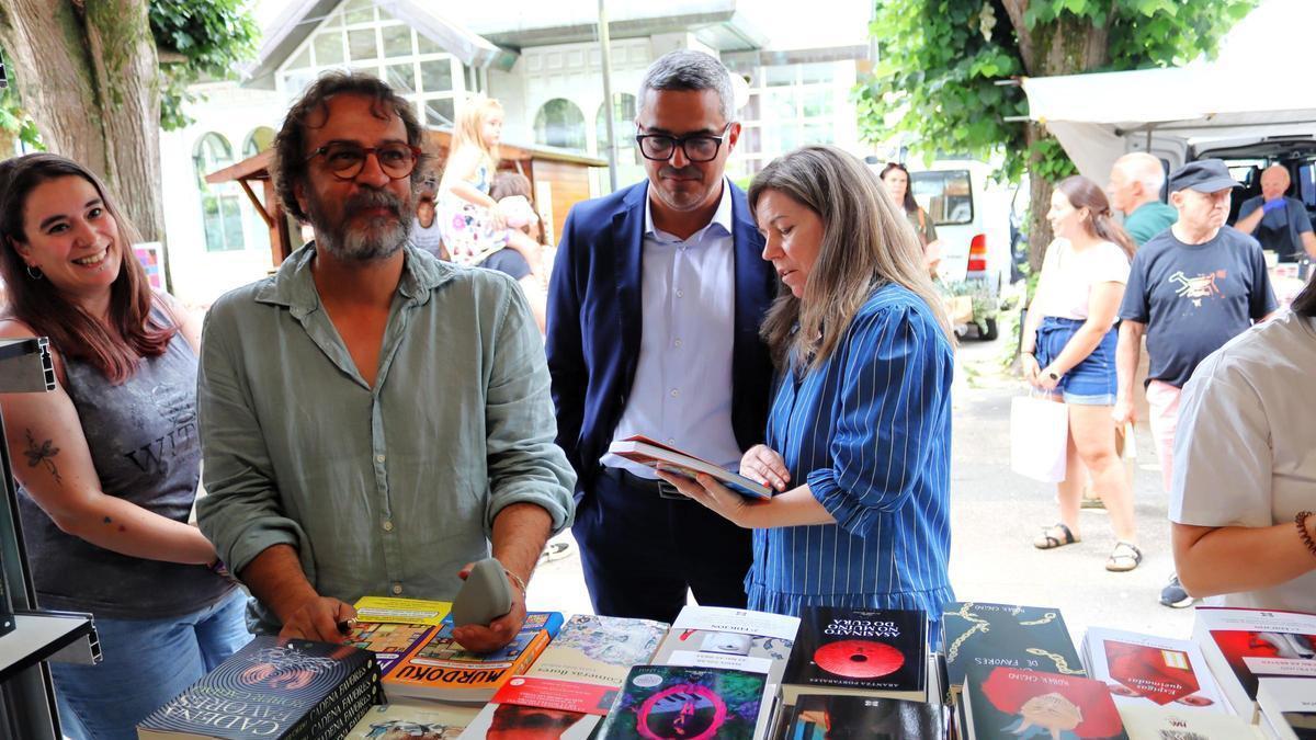Pedro Feijoo e Daniel Pérez no acto inaugural da Praza dos Libros de Carballo.