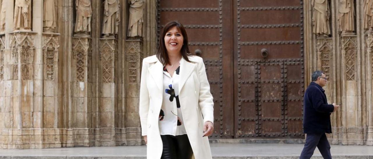 María Dolores Jiménez, en la Plaça de la Verge, un escenario cargado de recuerdos y simbología para ella.