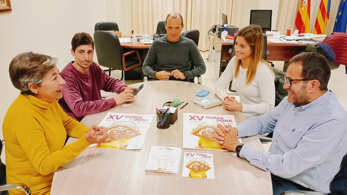 La reunión entre el Ayuntamiento de Benirredrà y la organización de la Cursa de la Dona Vicky Foods