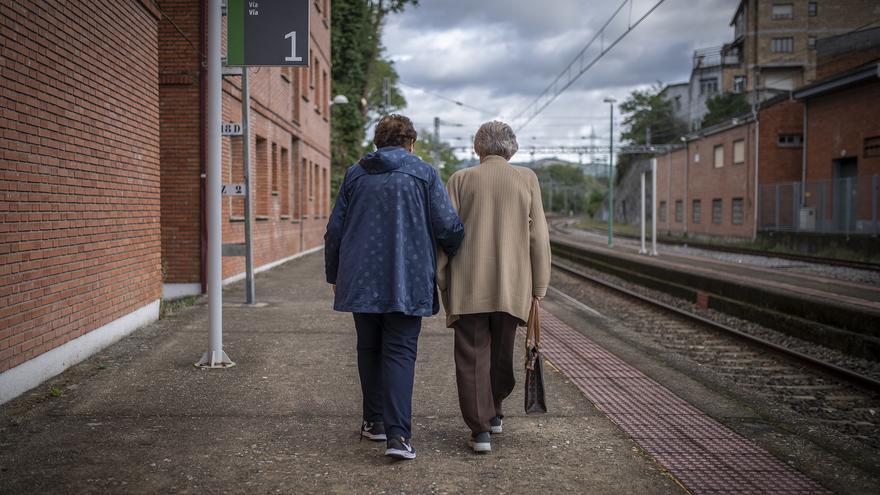 Dos mujeres mayores pasean por Ourense