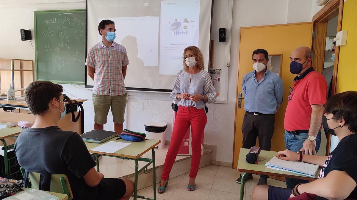 La delegada de Educación y Deporte de la Junta de Andalucía en Córdoba, Inmaculada Troncoso, en su visita al IES López-Neyra.