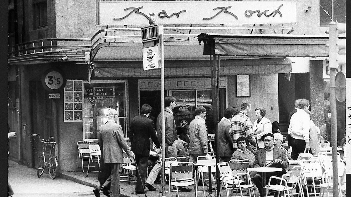 El Bar Bosch antes de la peatonalización de la calle Brondo y la ampliación de las aceras