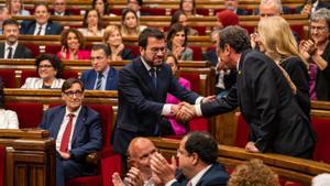 Pere Aragonès felicita Josep Rull davant la mirada de Salvador Illa, ahir al Parlament. | ZOWY VOETEN