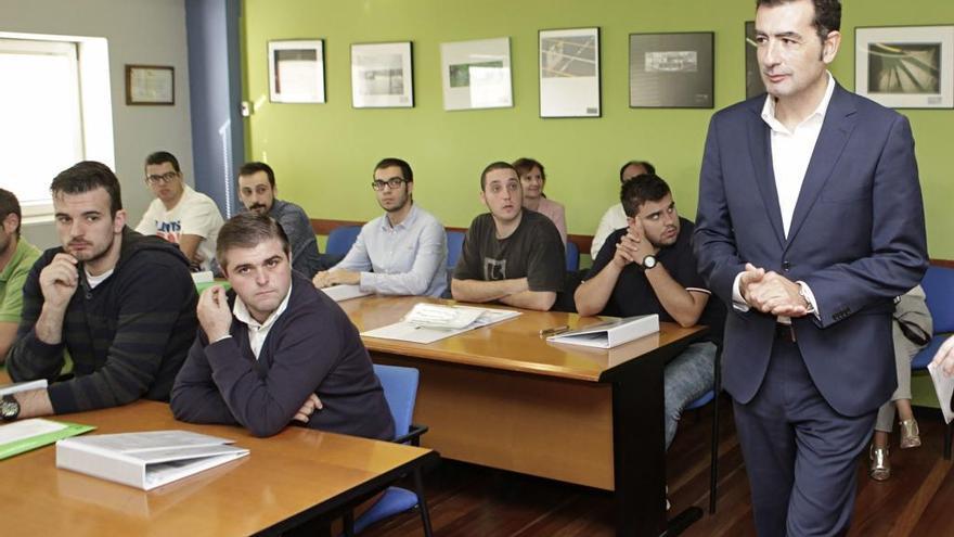 Manuel Monterrey, de pie, junto a alumnos del curso de Química del Nalón enl a Fundación Metal.