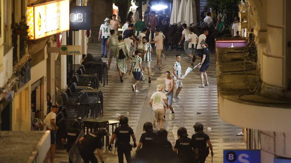 La Policía interviene para desalojar Las Tendillas tras el fin de fiesta del ascenso del Córdoba CF.