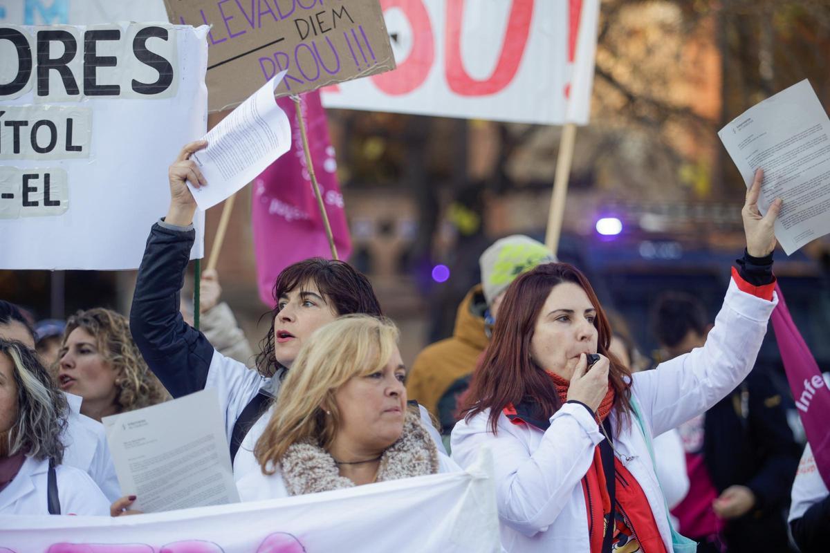 Continúa la concentración de Infermeres de Catalunya para reclamar mejoras laborales