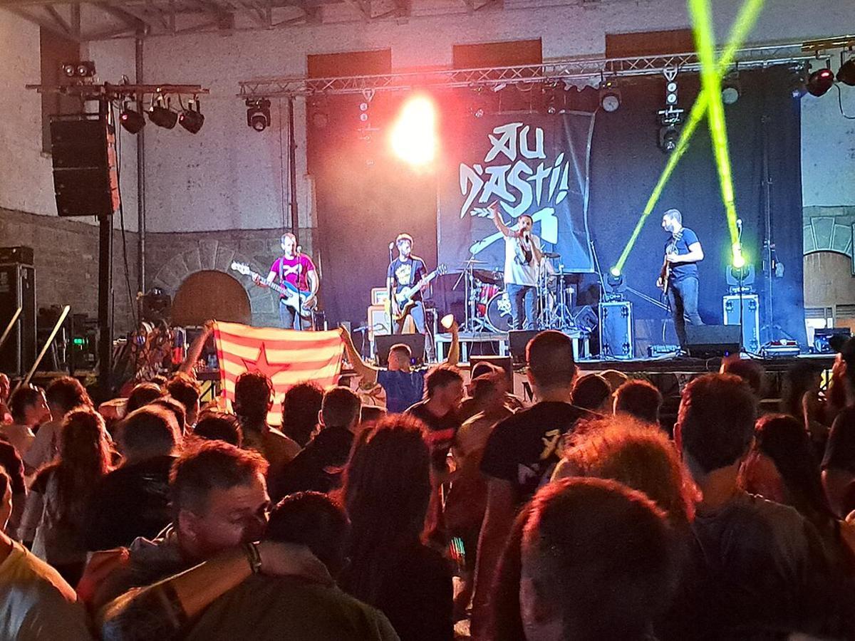 La banda Au d'astí! en un concierto en Biescas.