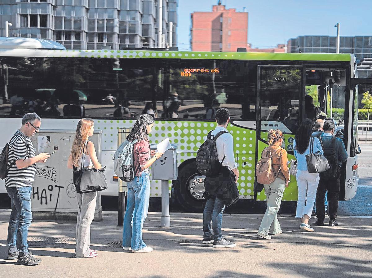 Cola para acceder a un autobús en Barcelona
