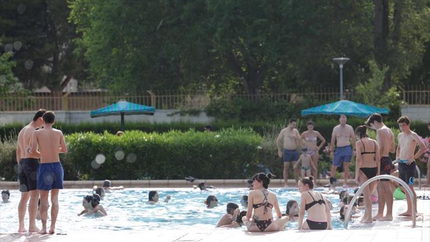 La ola de calor aglutina el 42% de los usos de las piscinas esta temporada