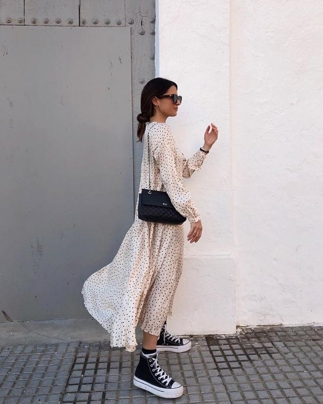 La 'influencer' María Valdés con vestido estampado y zapatillas Converse negras
