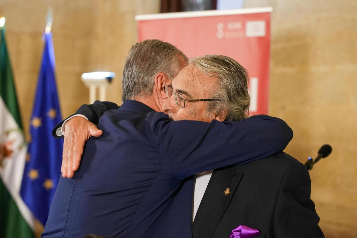 El alcalde, José Luis Sanz, se abraza con el cantaor