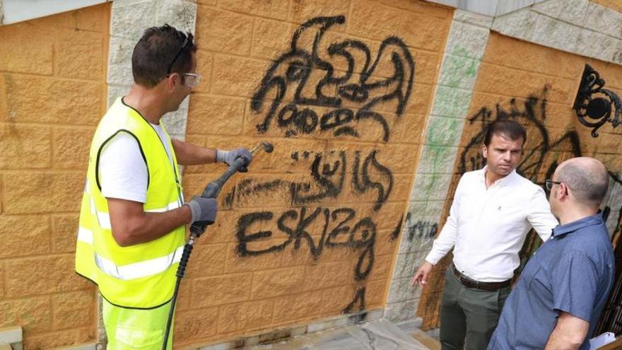 El concejal de Obras de Marbella, Diego López, visita la actuación de retirada de pintadas que se lleva a cabo en la fuente de la calle Jacinto Benavente.