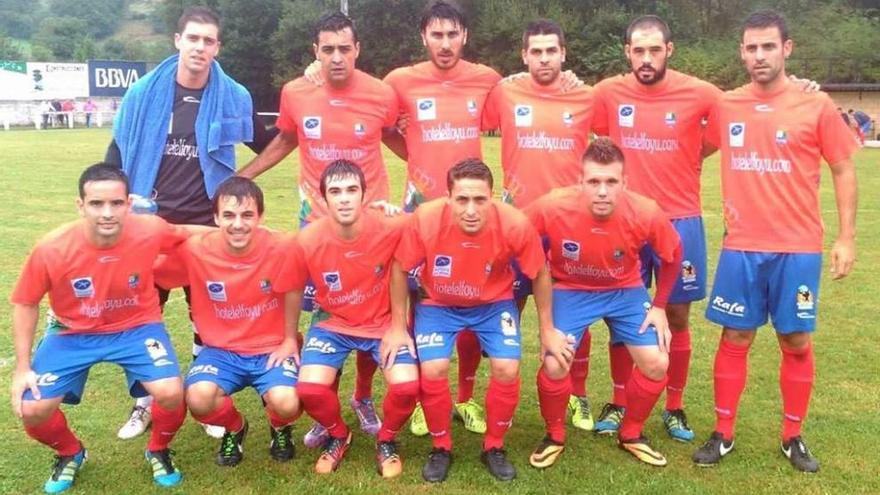 El once inicial del Colunga que debutó en Tercera ante el Marino, con los exavilesinos Rubén (segundo por la izquierda, arriba), Marcos y Naya (a su lado), Abraham (el último arriba) y Sergio (el primero, abajo por la derecha).