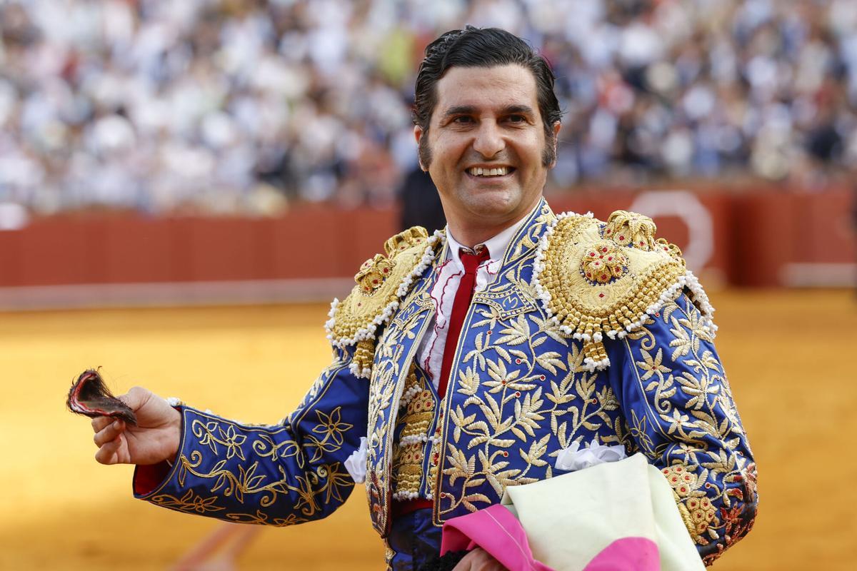 El diestro Morante de la Puebla tras cortar una oreja durante la novena corrida de la Feria de Abril de Sevilla con reses de la ganadería de Hermanos García Jiménez.