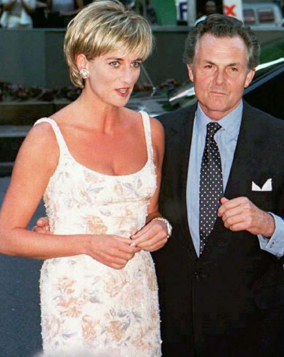 Diana, Princesa de Gales, llega a Christies Nueva York con el presidente de Christies, Lord Charles Hindlip, a la derecha, el lunes 23 de junio de 1997, para asistir a una vista previa privada de sus vestidos