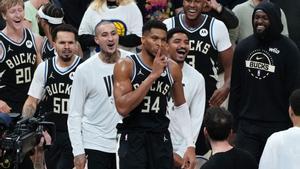 INDIANAPOLIS, INDIANA - NOVEMBER 03: Giannis Antetokounmpo #34 of the Milwaukee Bucks celebrates after hitting a shot at the buzzer to beat the Indiana Pacers 117-115 at Gainbridge Fieldhouse on November 03, 2025 in Indianapolis, Indiana. NOTE TO USER: User expressly acknowledges and agrees that, by downloading and or using this photograph, User is consenting to the terms and conditions of the Getty Images License Agreement.   Dylan Buell/Getty Images/AFP (Photo by Dylan Buell / GETTY IMAGES NORTH AMERICA / Getty Images via AFP). NOTE TO USER: User expressly acknowledges and agrees that, by downloading and or using this photograph, User is consenting to the terms and conditions of the Getty Images License Agreement.