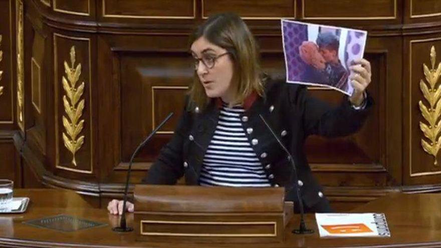 La castellonense Sorlí lleva el beso de Marina y Bast, su novio trans, al Congreso