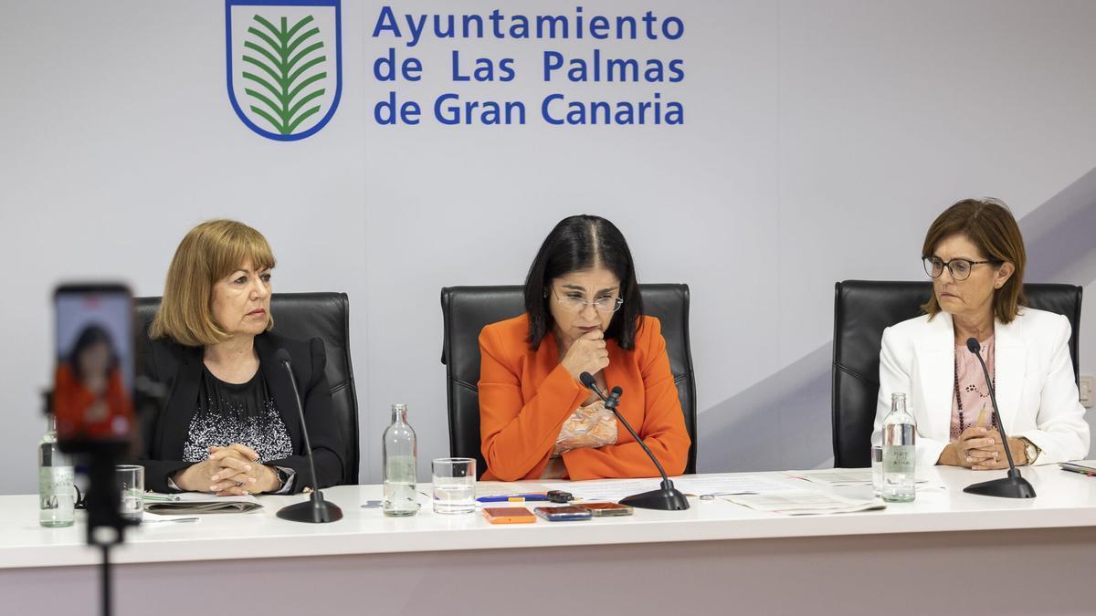 Carolina Darias, acompañada de Dunnia Rodríguez y Guadalupe Betancor.