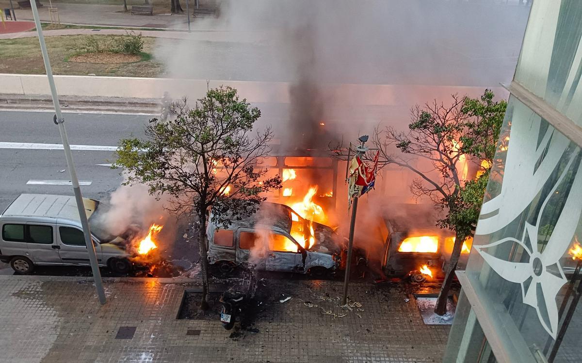 El incendio de un bus que también ha afectado a otros vehículos en el barrio de Canyelles de Barcelona