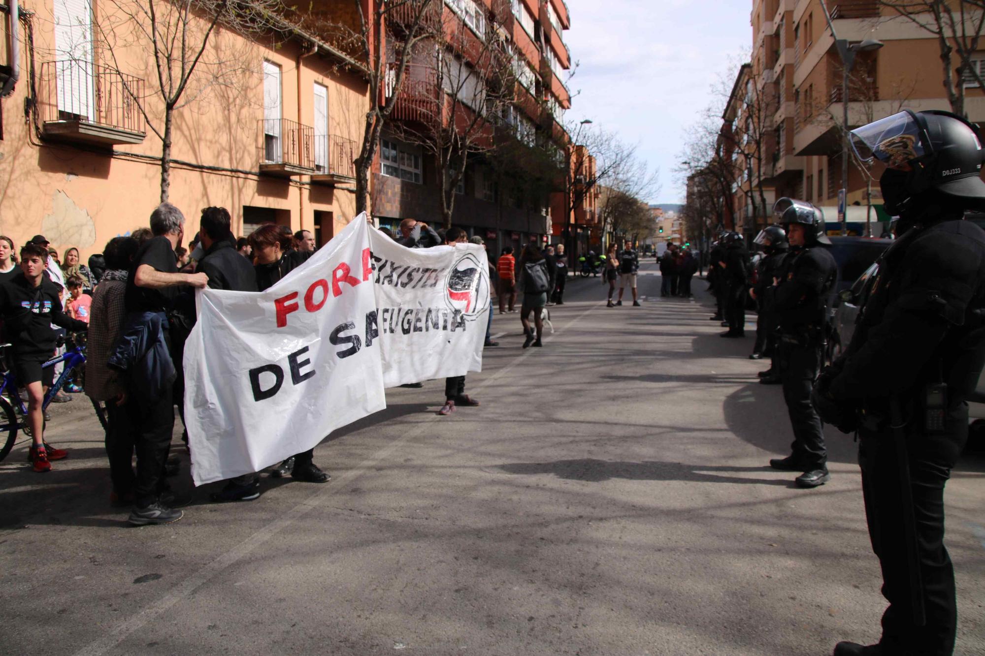 Un centenar de persones es manifesten contra un acte electoral de VOX a Girona