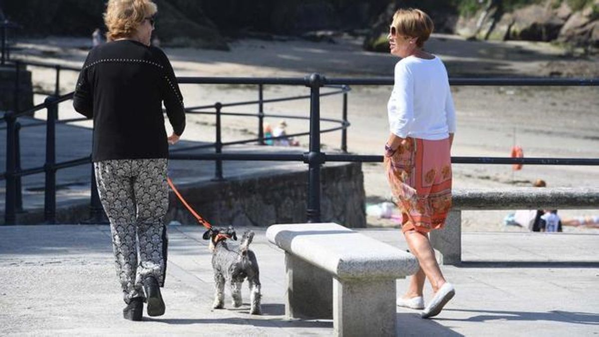 Dos mujeres paseando a un perro en Oleiros (A Coruña).