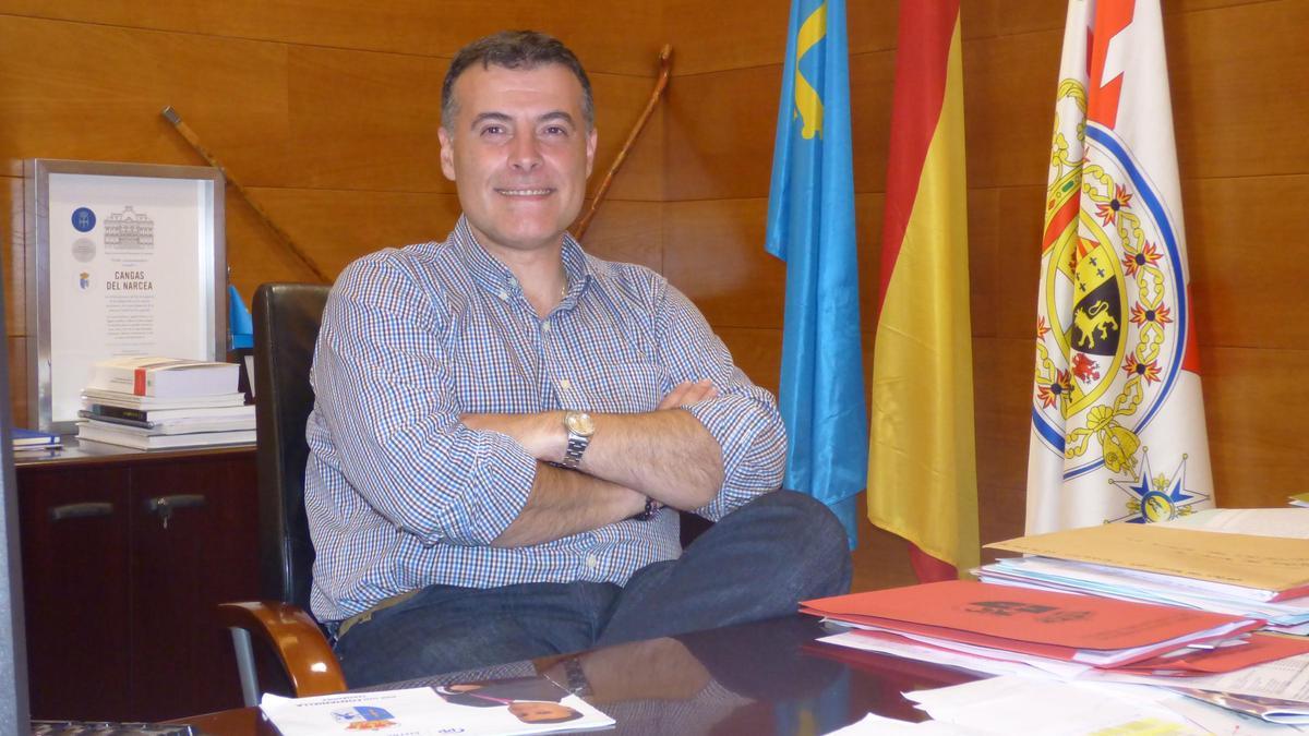 José Luis Fontaniella en el despacho de alcaldía del ayuntamiento cangués.