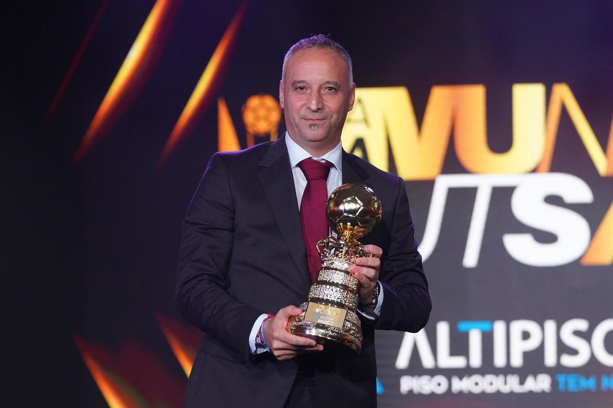 Antonio Vadillo posa con el trofeo como mejor entrenador del mundo.