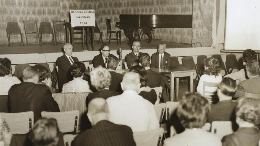 A Real Academia Galega percorre en imaxes os 60 anos de celebración do Día das Letras Galegas