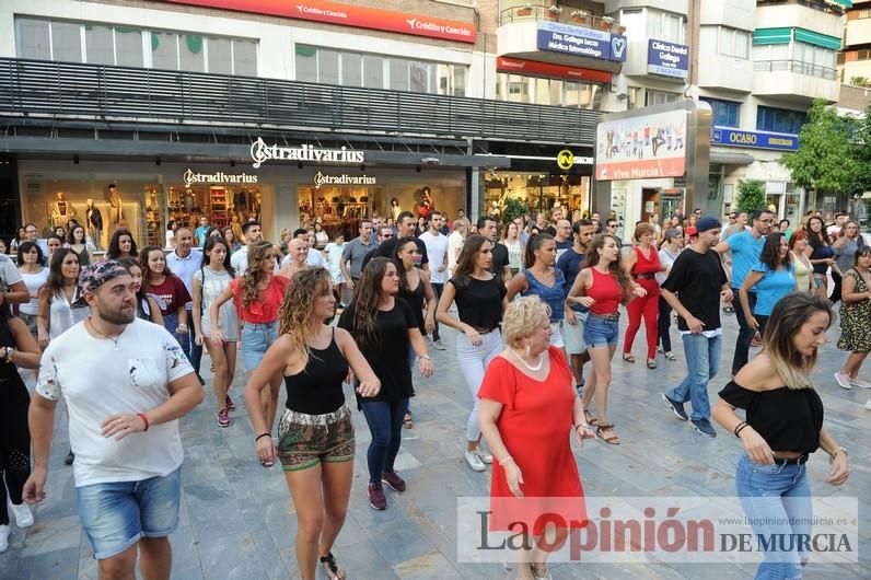Los bailes latinos salen a la calle en Murcia