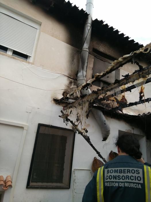 Extinguido el incendio de la chimenea de una vivienda en el centro de Mula