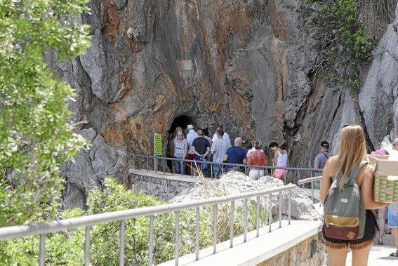 Im Torrent de Pareis, einer der größten Touristenattraktionen der Insel, stapeln sich die Besucher. Seit Wochen schafft keiner den Müll weg, auf der berühmten Serpentinenstraße staut sich der Verkehr, am Ufer haben Taschendiebe leichtes Spiel. Es ist ein Albtraum, sagen die Anwohner.